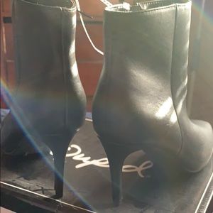Black ankle boots. Size 10.Never worn.
